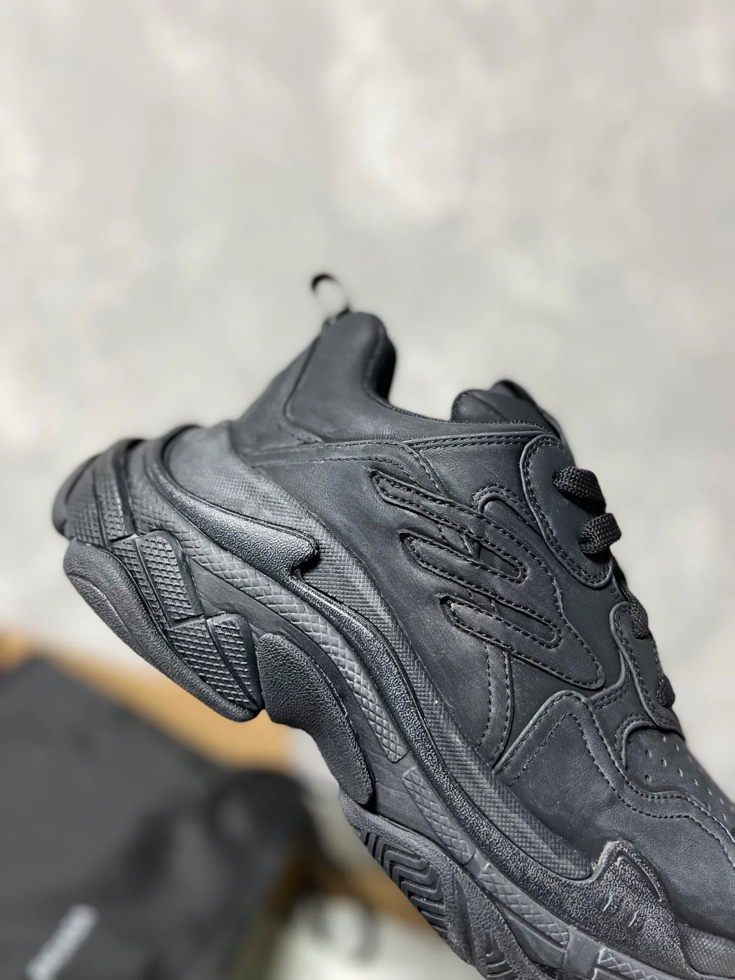 👟👟Ex-factory price 720👟👟 Balenciaga, couples model Triple S series round toe distressed. The design of this shoe comes from the classic Cargo 3B Sports lcon element, 3 but not as exaggerated as Cargo. It is really fashionable and practical! It has both a sporty feel and a street style, making it perfect for friends who like hiking! Code number: 35-45